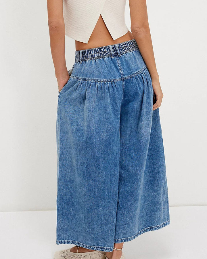 Relaxed Pleated Wide-Leg Jeans
