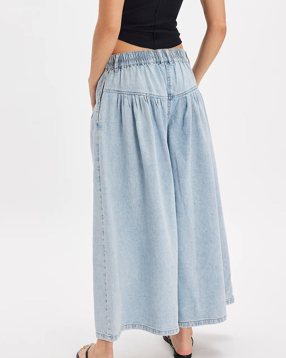 Relaxed Pleated Wide-Leg Jeans