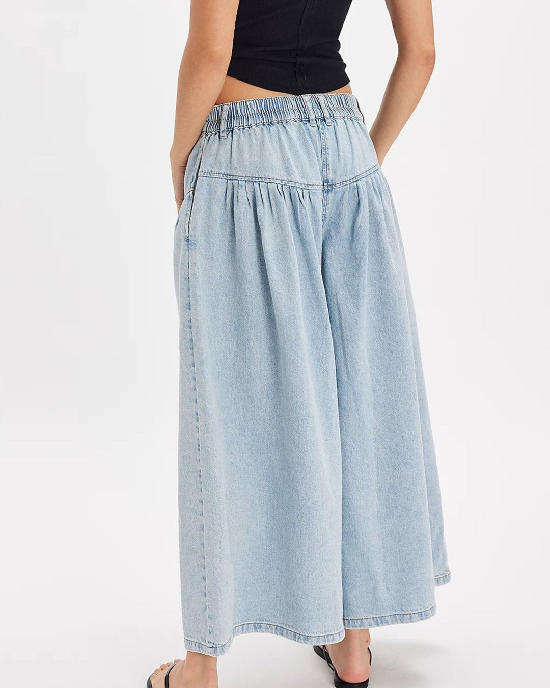 Relaxed Pleated Wide-Leg Jeans