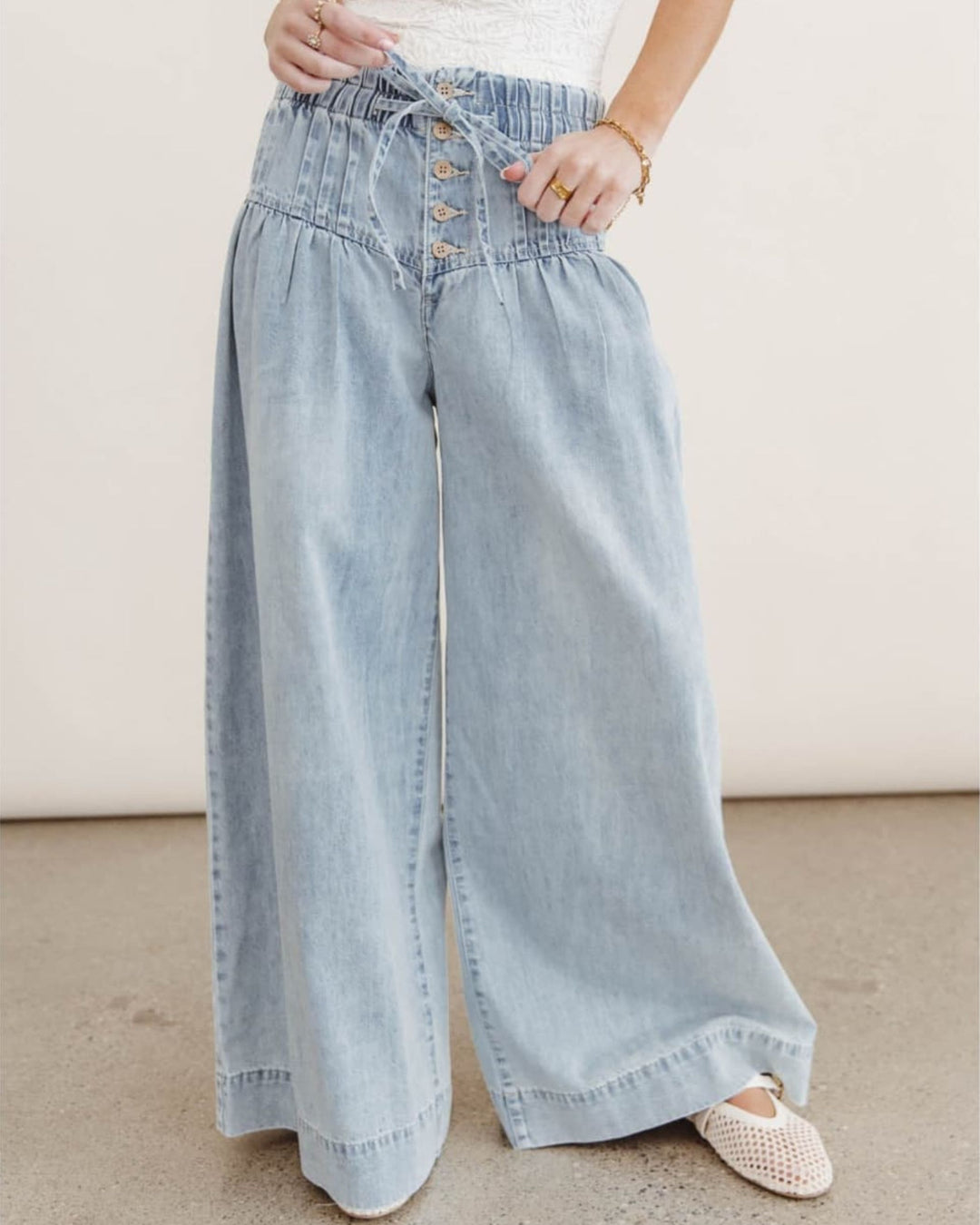 Relaxed Pleated Wide-Leg Jeans