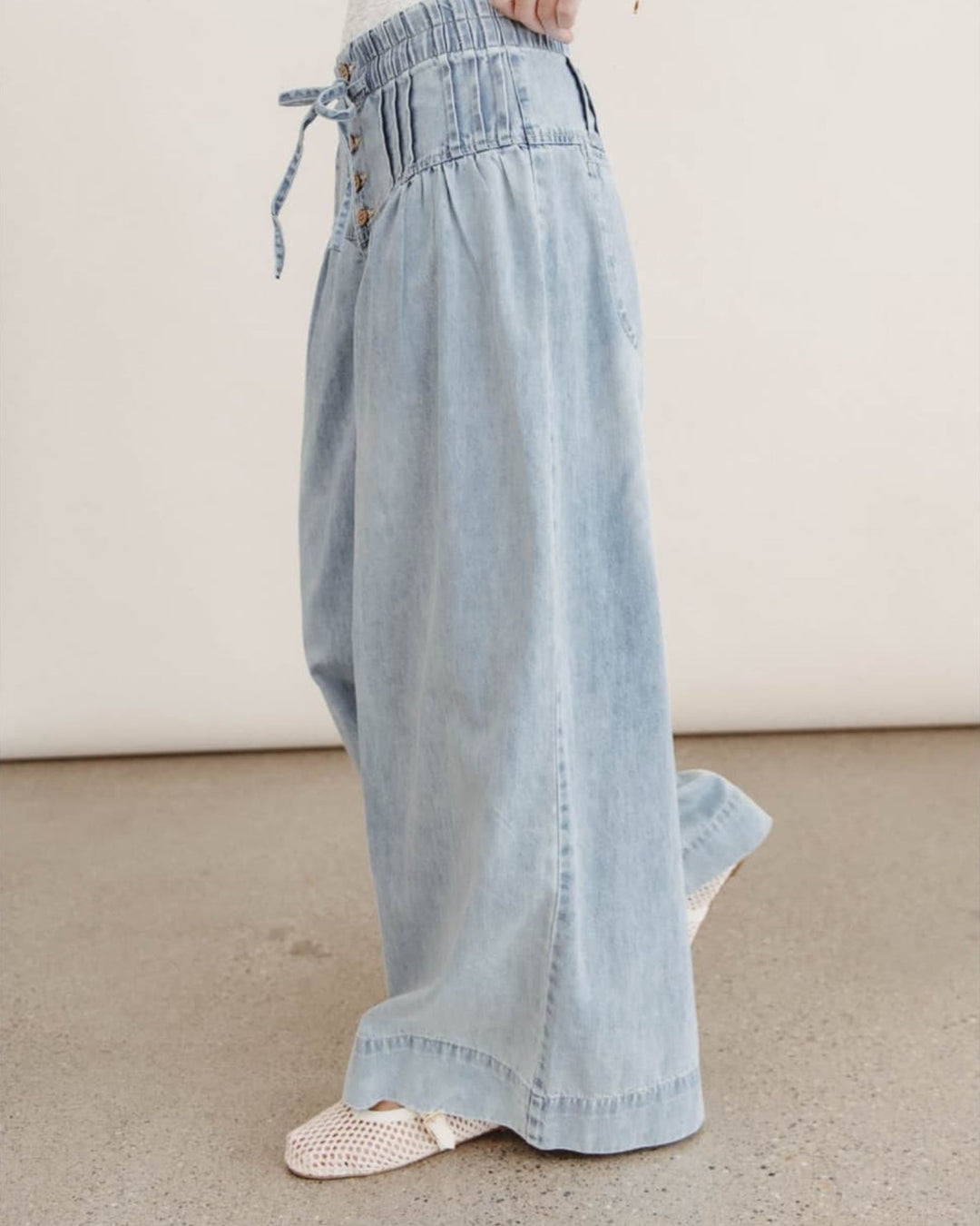 Relaxed Pleated Wide-Leg Jeans